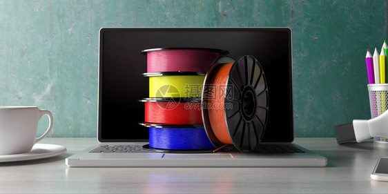 在笔记本电脑办公桌背景上打印3D的彩色塑料丝条图片