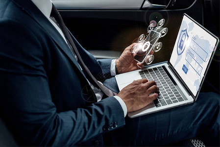 使用笔记本电脑和智能手机在汽车上用互联网安全插图拍摄的非裔美图片