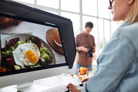 专业食品设计师坐在现代电脑前修饰照片图片
