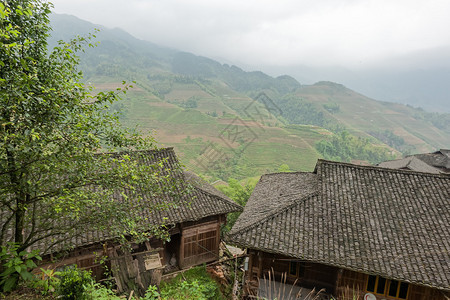 广西山坡上的多层木结构建筑图片