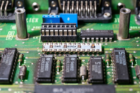 旧电路板上的不同微芯片和晶体管背景图片