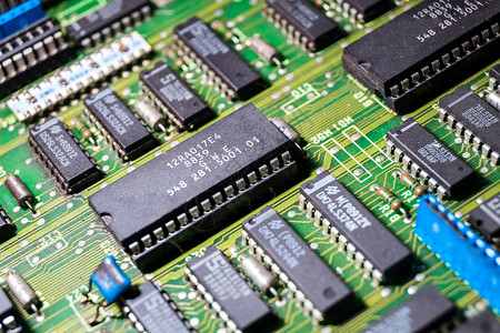 旧电路板上的不同微芯片和晶体管背景图片