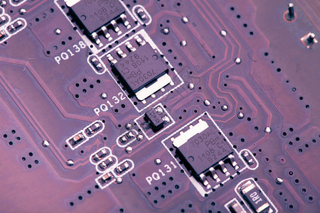 紫色印刷电路板宏观视图图片