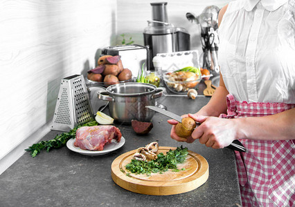 在厨房用身体部位烹饪自制健康食品和新鲜图片