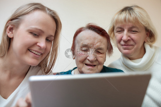 三个不同年龄的妇女笑着图片