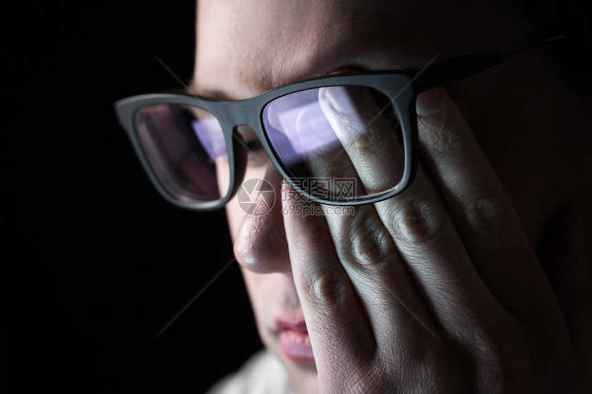 男人揉着疲惫的眼睛眼镜视力或视力问题有压力或抑郁的人工作场所欺凌用电脑工作到很晚散光近视或失眠图片