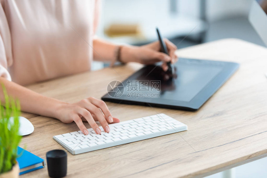 女自由职业者在家庭办公室用计算机绘制表格上的图形平板上图图片