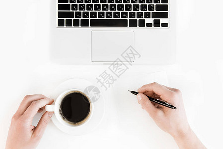 在工作场所用笔记本电脑无线通信概念在白纸上写字的人图片