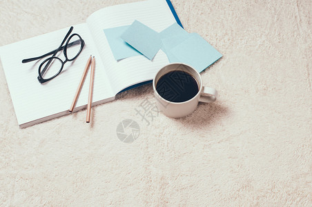 研究笔记本咖啡和地板上的眼图片