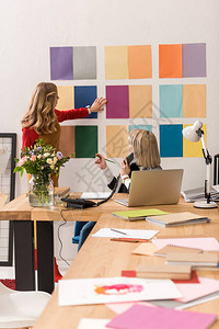 现代办公室配色调板的图片