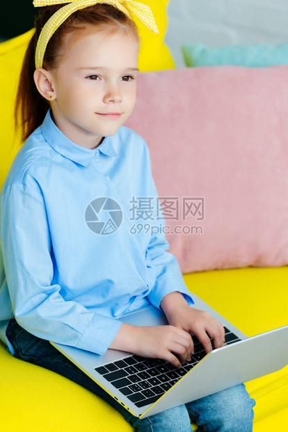 可爱的红发小孩子坐着图片