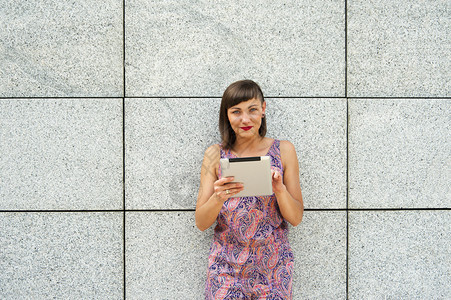现代年轻女子在城墙边使用石碑图片