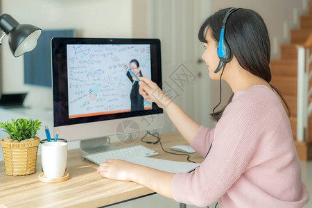 亚洲女学生视频会议在家客厅与老师在电脑上进行电子学习电子学习在线教育和互联网社交距离可防止COVID图片