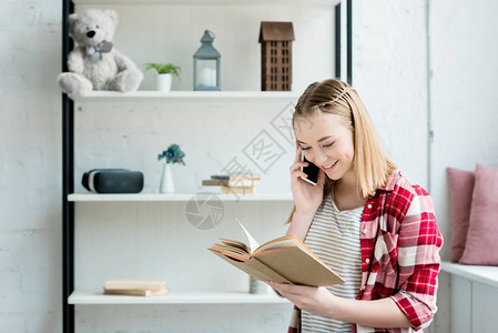 阅读书和在家用电话聊天的少女学生女孩图片