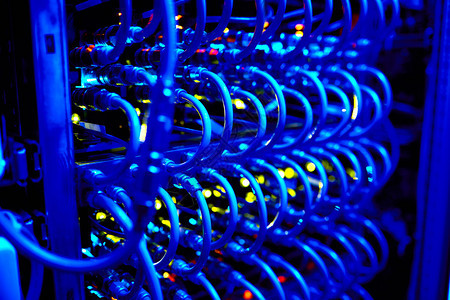 研究机构服务器室内带有一排电缆线的超级计算机图片