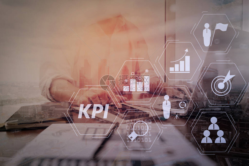 关键绩效指标KPI与商业智能BI指标一起衡量成就和计划目标商人在木桌上使用智能手机图片