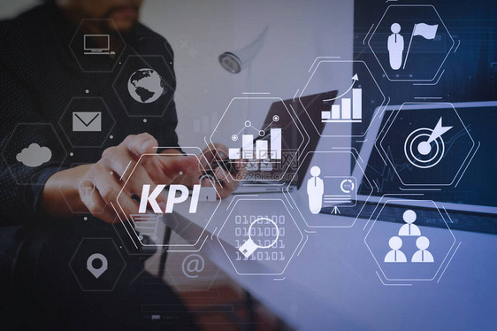 关键绩效指标KPI与商业智能BI指标一起使用来衡量成就和计划的目标商人使用智能手机和数字平板电脑图片