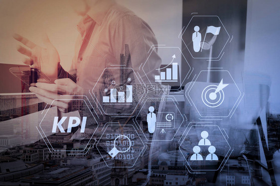 关键绩效指标KPI与商业智能BI指标一起使用来衡量成就和计划的目标商人使用智能手机和数字平板电脑图片