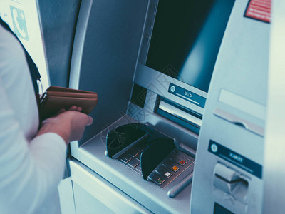 使用ATM自动柜员机取款机输入安全PIN并取回款图片