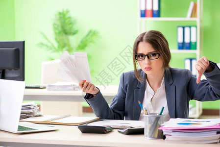 在办公室工作的女财务经理图片