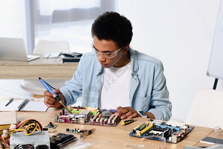 African美洲少年焊接计算机电路图片