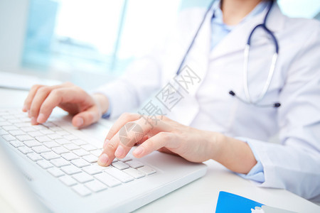 关闭一名医疗工作者在笔记本电脑图片