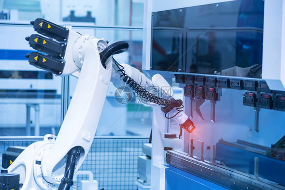 机器人手臂在人工智能工厂的生产部图片