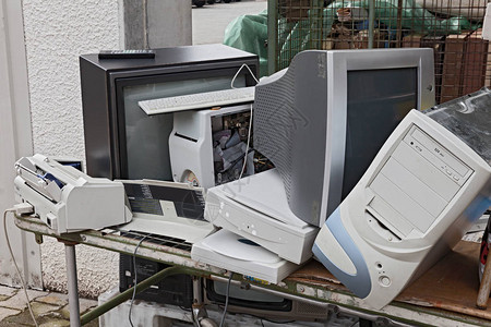 电子垃圾回收的旧电脑显示器电图片