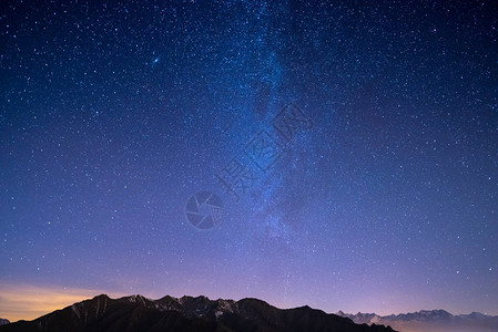 圣诞节期间美妙的星空和意大利法国阿尔卑斯山雄伟的高山图片