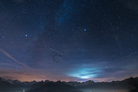 节期间美妙的星空和意大利法国阿尔卑斯山雄伟的高山背景图片