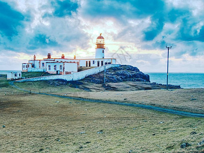 旧的地貌灯塔白色灯塔建造在苏格兰斯凯岛屿的薄口水图片