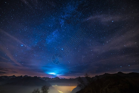 圣诞节期间美妙的星空和意大利法国阿尔卑斯山雄伟的高山图片