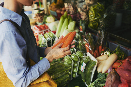 妇女在食品市场购买有机蔬图片