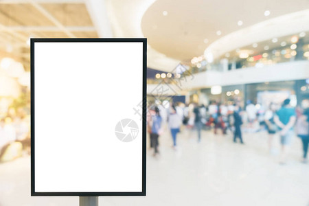 在现代购物中心为您的短信或内容提供复制空间的垂直海报广告牌的空白模型垂直街道海报广告牌百货商店背图片