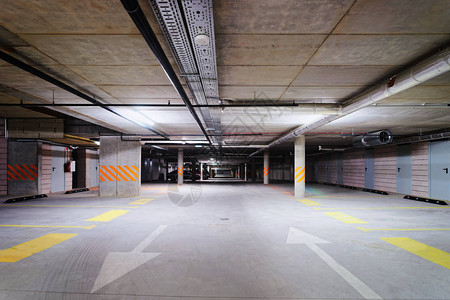 地下停车场现代公寓楼一个现图片