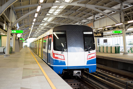 Skytrain在火车站等待图片