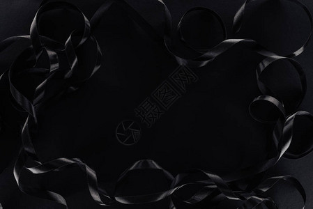 黑色背景上的光彩丝带顶部视图黑色周背景图片