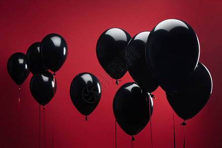 黑色星期五用红色黑气球作为黑背景图片