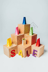 配有销售标志夏季销售概念的木架上彩色购物背景图片