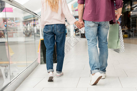 几对有纸袋手握在商场行走的老式购物店图片