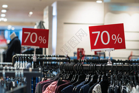 销售70的模拟广告展示架设置在购物百货商店的晾衣绳上图片