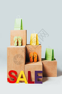 配有销售标志夏季销售概念的木架背景图片