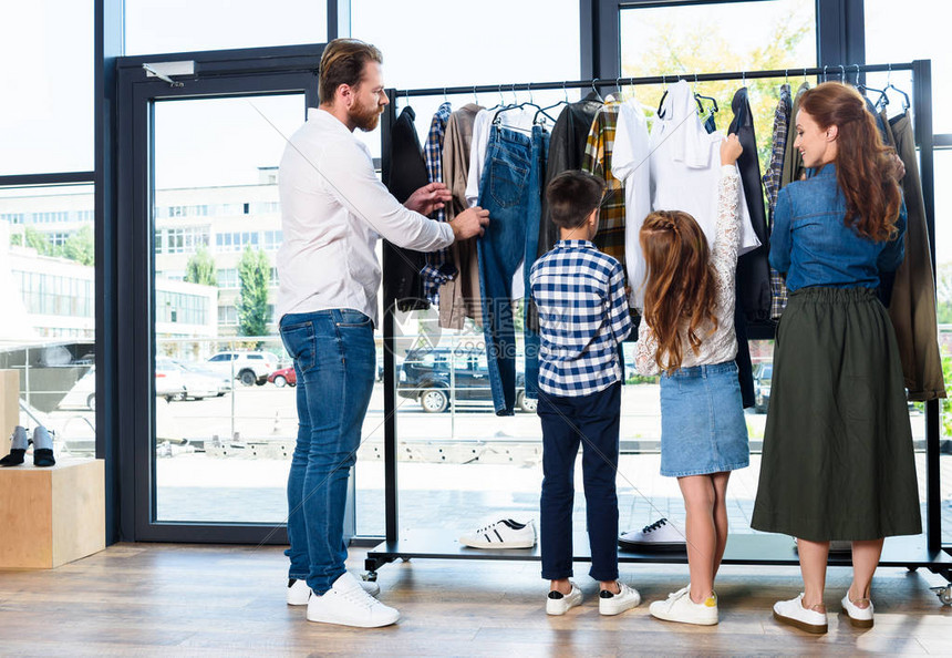 一家人花时间在时尚精品店购物高清图片下载-正版图片503501230-摄图网