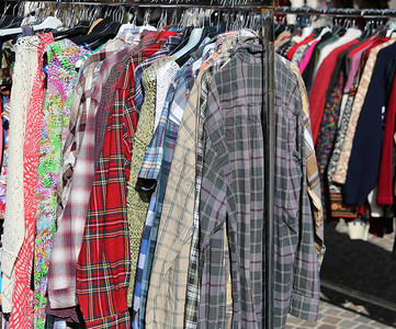 室内二手衣服市场摊间内有许多服装的图片素材