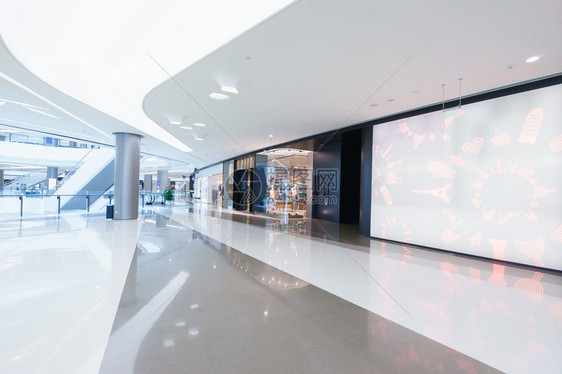 在现代购物中心装有巨大的广告牌和抽象的图片