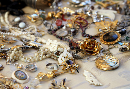 古董店出售的旧古董项链和珠宝背景图片