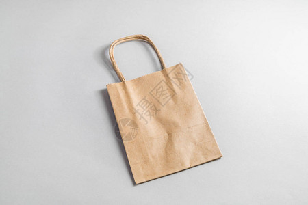 纸背景上的再生纸购物袋工艺纸包装图片