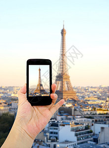 在Eiffel铁塔和手机前拍图片