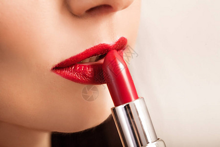 美丽的女人用口红画嘴唇美丽的女人脸化妆细节拥有完美肌图片