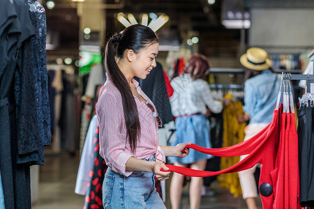 在购物商场选择服装商店购物概念的亚洲图片